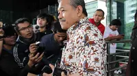 Hayono Isman diperiksa sebagai saksi terkait kasus dugaan pencucian uang yang menjerat mantan Kepala Badan Pengawas Perdagangan Berjangka Komoditi (Bappebti) Syahrul R Sampurnajaya, Jakarta, Jumat (6/6/14). (Liputan6.com/Johan Tallo)