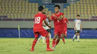 Selebrasi kapten Timnas Indonesia U-16, I Putu Panji Apriawan (kanan) bersama Algazani Dwi setelah menceta gol ke gawang SKO Ragunan pada laga uji coba di Stadion Manahan, Solo, Rabu (12/6/2024) menjelang keikutsertaan Timnas Indonesia U-16 pada ajang Piala AFF U-16 2024. (Bola.com/Radifa Arsa)