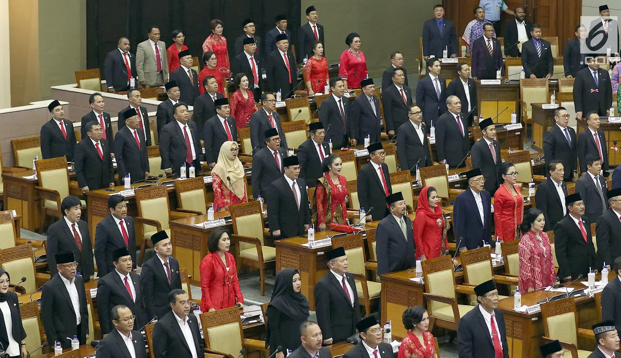 Anggota DPR menyanyikan lagu Indonesia Raya saat Rapat Paripurna ke-2 di Kompleks Parlemen, Jakarta, Selasa (1/10/2019). Rapat Paripurna tidak dihadiri 290 anggota DPR. (Liputan6.com/JohanTallo)