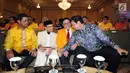 Menteri Perindustrian RI Airlangga Hartarto (kanan) berbincang dengan Ketua Dewan Kehormatan Partai Golkar, BJ Habibie (kedua kiri) saat menghadiri pembukaan Mukernas Kosgoro 1957 di Jakarta, Selasa (12/12). (Liputan6.com/Helmi Fithriansyah)