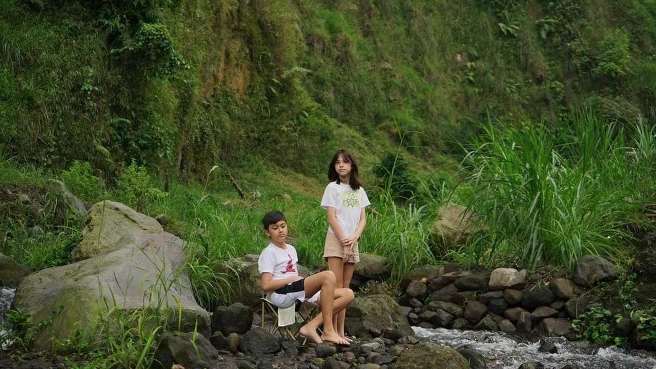 Ini dia potret dua anak Wulan yang selalu mencuri perhatian publik. Keduanya memiliki paras rupawan seperti sang mama.