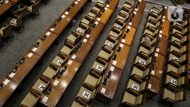 FOTO: Diwarnai Aksi Walk Out, DPR Sahkan RUU Omnibus Law Cipta Kerja Jadi Undang-Undang