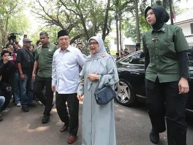Wakil Presiden ke-10 dan ke-12 RI Jusuf Kalla bersama istrinya, Mufidah Jusuf Kalla, tiba di rumah duka Guruh Soekarnoputra di Jalan Sriwijaya Raya, Kebayoran Baru, Jakarta Selatan, Sabtu (26/9/2026). (KLY/Budy Santoso)