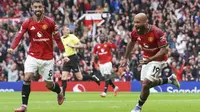 Bryan Mbeumo (kanan) dari Manchester United merayakan bersama Bruno Fernandes setelah mencetak gol kedua timnya dalam pertandingan Premier League antara Manchester United dan Burnley di Stadion Old Trafford, Manchester, Inggris, Sabtu, 30 Agustus 2025. (AP Photo/Ian Hodgson)