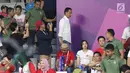 Presiden Jokowi saat tiba untuk menyaksikan Final Bulutangkis Beregu Putra Asian Games 2018 antara Indonesia melawan China di Jakarta, Rabu (22/8). (Liputan6.com/Helmi Fithriansyah)