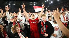 Suka cita menyelimuti para pemain dan pendukung SC Frieburg setelah berhasil lolos ke babak final Liga Europa 2025/2026, Kamis (07/05/2026). (AP Photo/DPA/Philipp von Ditfurth)