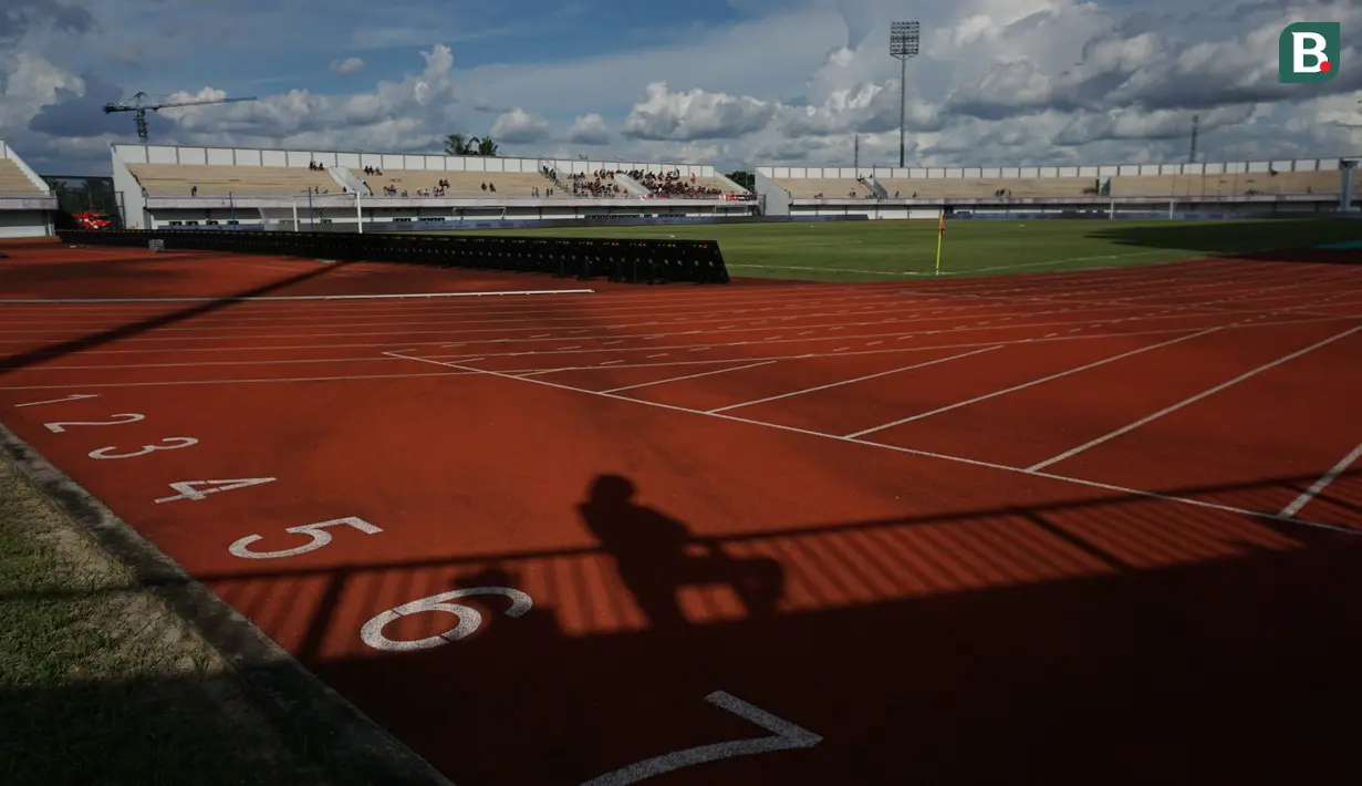 Bayangan seorang suporter Persita Tangerang tengah menunggu saat pertandingan persahabatan antara Persita Tangerang melawan PSM Makassar di Indomilk Arena, Tangerang, Rabu (01/06/2022). Pertandingan berakhir dengan skor imbang 1-1. (Bola.com/Bagaskara Lazuardi)