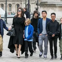 Angelina Jolie tak masalah ketika banyak berita yang mengatakan dirinya sangat memanjakan anak-anak. (Who What Wear)