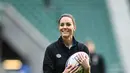 Kate Middleton, Duchess of Cambridge, bermain rugby saat sesi pelatihan tim rugby Inggris di Stadion Twickenham, London (2/2/2022). Kate akan bertemu dengan anggota regu putra dan putri menjelang Kejuaraan Enam Negara dan Piala Dunia Wanita di Selandia Baru pada musim gugur. (AFP/Justin Tallis)