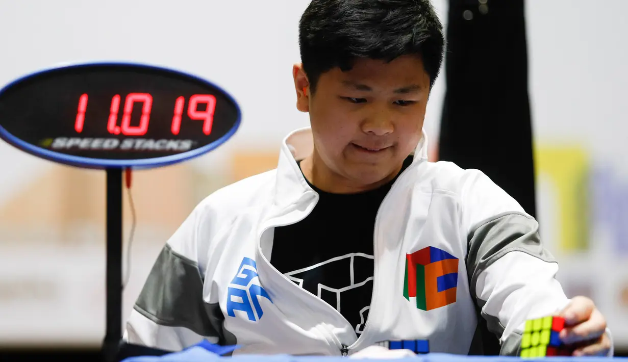 Seorang peserta mengikuti kejuaraan kubus Rubik Dunia di Saint Denis, Paris, Prancis (16/7). Dalam kejuaraan ini terdapat banyak kategori perlombaan yg dipertandingkan. (AFP Photo/Geoffroy Van Der Hasselt)