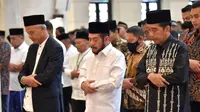 Presiden Joko Widodo dan Ganjar Pranowo melakukan Sholat Idul Fitri 1444 Hijriah, di Masjid Raya Sheikh Zayed, Kota Surakarta, Sabtu (22/4/2023) pagi.