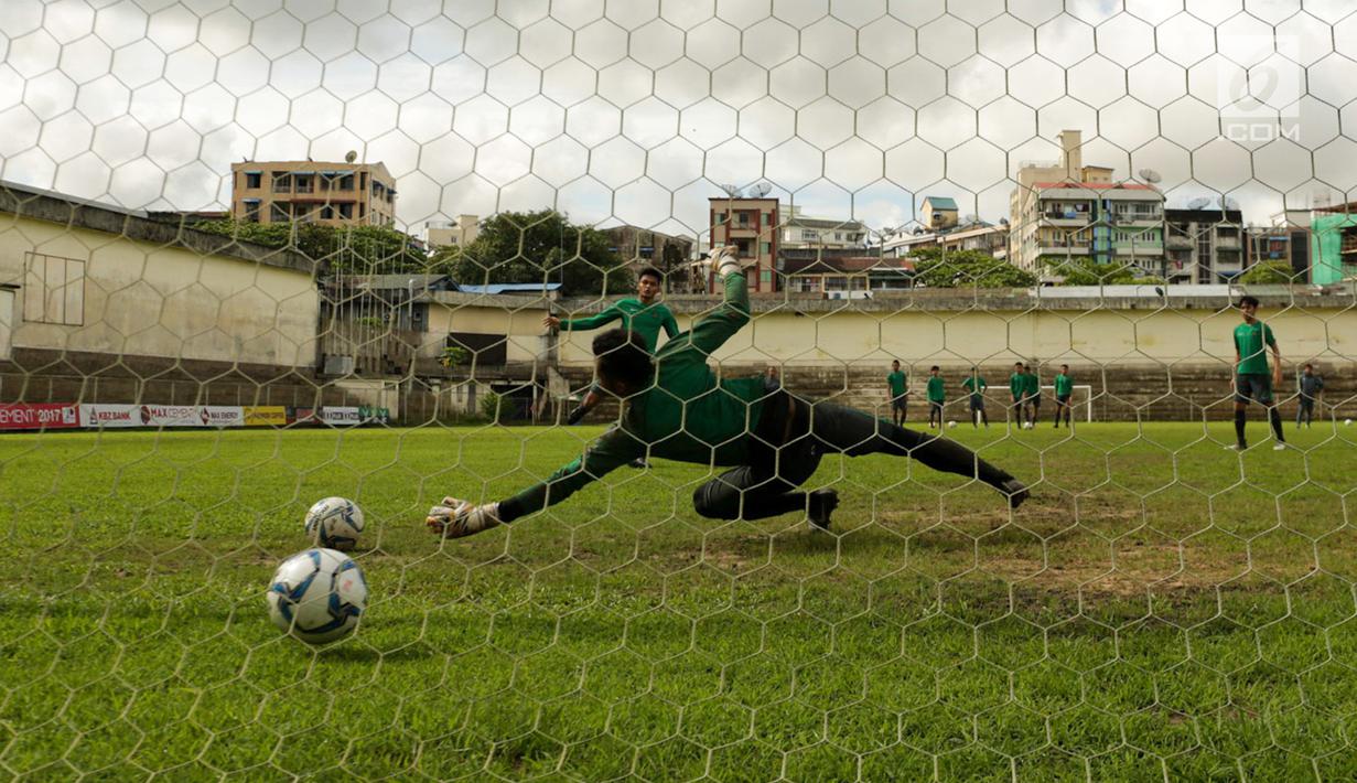 Kiper Timnas Indonesia U-19 saat melakukan sesi latihan di Stadion Padonmar, Yangon, Jumat (9/9). Dalam sesi latihan, skuad Garuda Nusantara digenjot untuk transisi pemain dan melepas tembakan jarak jauh. (Liputan6.com/Yoppy Renato)