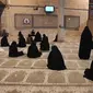Jemaah berdoa memburu malam lailatul qadar pada bulan suci Ramadan di Masjid Universitas Teheran, Laylat al-Qadr, Iran, Selasa (12/5/2020). Iran mengizinkan masjid dibuka kembali, namun dengan memperhatikan prosedur kesehatan dan sosial untuk mencegah penyebaran COVID-19. (AP Photo/Vahid Salemi)