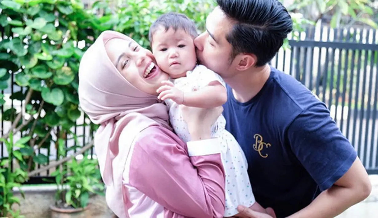 Bulan Ramadan tahun ini, Nycta Gina memulai rutinitasnya sejak pukul 03.00 WIB. Istri Risky Kinos itu harus menyiapkan santapan sahur. Presenter dan pemeran itu juga berbagi tugas dengan suaminya. (Instagram/missnyctagina)