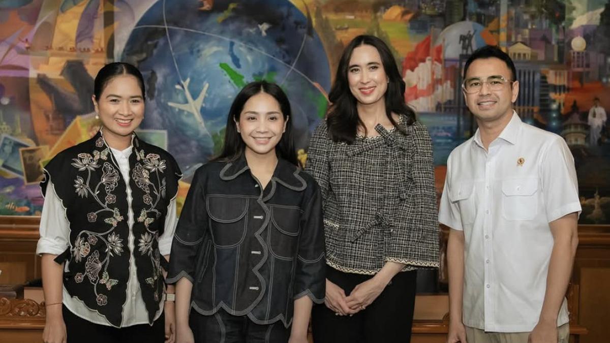 6 Gaya Denim on Denim Nagita Slavina saat Bertemu Menteri Pariwisata, Gunakan Busana Kasual dari Desainer Indonesia