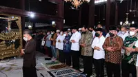 Presiden Joko Widodo melaksanakan Sholat Ashar berjamaah sebelum sholat jenazah almarhum Buya Syafii Maarif di Masjid Gedhe Kauman Yogyakarta, Jumat (27/5/2022). (Foto:Muchlis Jr-Biro Pers Sekretariat Presiden)