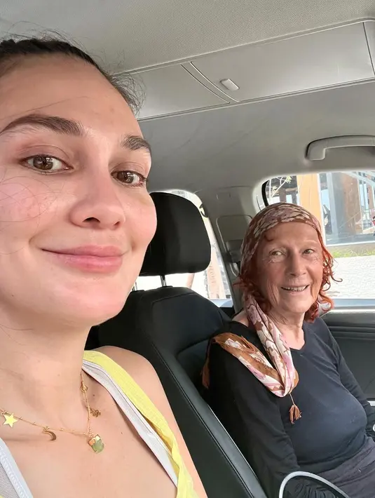 Luna Maya tampaknya tak pernah ragu menampilkan potret dirinya bare face, tanpa mengenakan riasan apapun. Lihat di sini potret ia selfie di dalam mobil bersama sang Ibu, menampilkan dirinya tak mengenakan riasan apapun, memamerkan kulit sehat dan cantik di usianya yang ke-40 tahun. [Foto: Instagram/lunamaya]