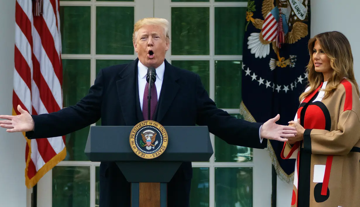 Presiden Donald Trump dan Melania Trump memberikan sambutan sebelum upacara pengampunan kalkun dalam perayaan Thanksgiving di Gedung Putih, Selasa (20/11). Ini adalah tradisi tahunan yang biasa dilakukan oleh Presiden Amerika Serikat. (AP/Carolyn Kaster)