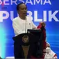 Presiden Joko Widodo (Jokowi) bersilaturahmi dengan sejumlah karyawan PT Freeport Indonesia di Kabupaten Mimika, Rabu (31/8/2022). Ada momen menarik ketika ia memberikan jaket yang dikenakannya kepada salah satu karyawan.