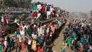 Warga Bangladesh penuhi gerbong kereta di Stasiun Tongi, Bangladesh, Minggu (15/1). Membludaknya penumpang kereta disebabkan acara tahunan di Bangladesh yang disebut Bishwa Itjema. (AP Photo)