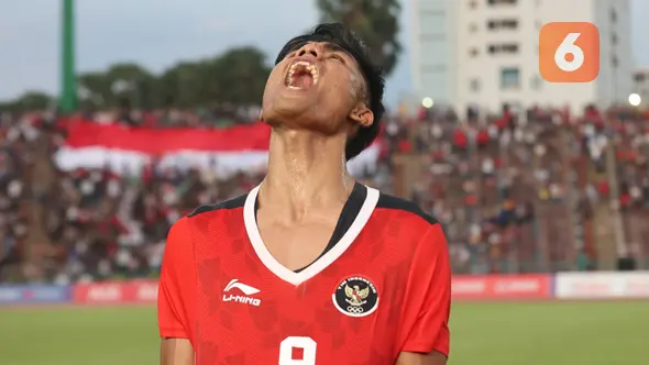 <p>Selebrasi striker Timnas Indonesia U-22, Ramadhan Sananta setelah berakhirnya laga semifinal cabor sepak bola SEA Games 2023 menghadapi Vietnam di Olympic National Stadium, Phnom Penh, Kamboja, Sabtu (13/5/2023). Timnas Indonesia menang 3-2 dan memastikan lolos ke partai final. (Bola.com/Abdul Aziz)</p>
