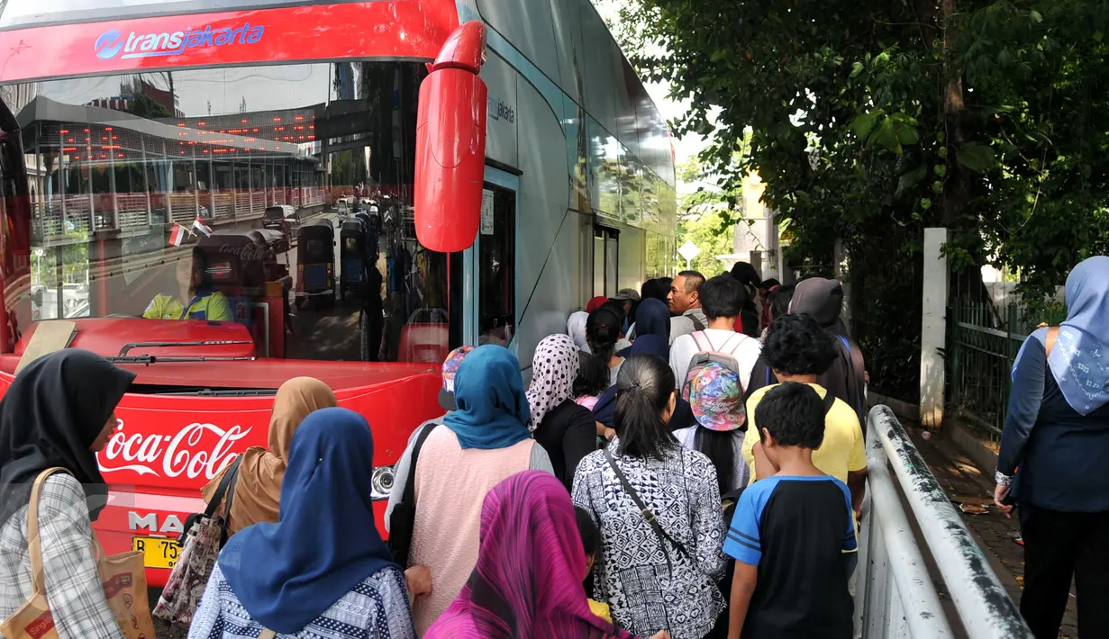 Warga saat hendak menaiki Bus City Tour di halte Masjid Istiqlal untuk berkeliling Jakarta untuk memanfaatkan libur Natal, Jakarta, Sabtu (26/12/2015). (Liputan6.com/Yoppy Renato)