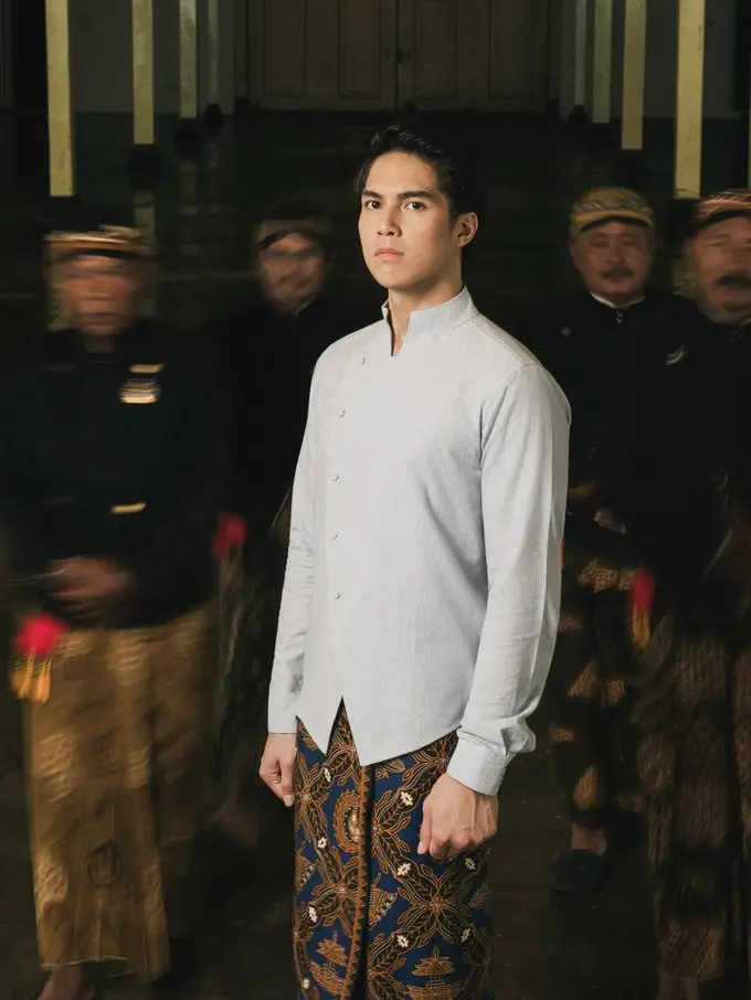 Pesona Tampan El Rumi dalam Beskap Jawa saat Prewedding di Solo, Calon Suami Syifa Hadju Tampil Gagah Bak Pangeran Keraton