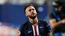 3. Neymar - Bintang Paris Saint-Germain itu sempat terinfeksi Covid-19. Neymar diduga terpapar virus ini setelah pulang dari liburan ke Ibiza usai PSG kalah dari Bayern Munchen di final Liga Champions. (AFP/David Ramos)