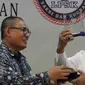 Ketua LPSK Abdul Haris dan Jaksa Agung M Prasetyo saat pemberian cinderamata usai pada penandatanganan MoU di Jakarta, Selasa (19/4). Kejagung dan LPSK memperpanjang nota kesepakatan dalam hal perlindungan saksi. (Liputan6.com/Helmi Afandi)