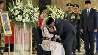 Momen Haru saat Prabowo Cium Kepala Anak Prajurit TNI yang Gugur di Lebanon
