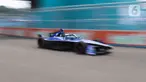 Pembalap tim Maserati MSG Racing, Maximilian Gunther  melaju saat kualifikasi seri kesebelas balapan Formula E 2023 Jakarta di Jakarta International E-Prix Circuit (JIEC), Jakarta, Minggu (4/6/2023). (Liputan6.com/Herman Zakharia)
