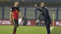 Pelatih Belgium, Roberto Martinez memberikan arahan kepada Thomas Vermaelen pada kualifikasi Piala Dunia 2018 grup H di Grbavica stadium, Sarajevo, Bosnia, (7/10/2017). Belgia menang 4-3. (AP/Amel Emric)
