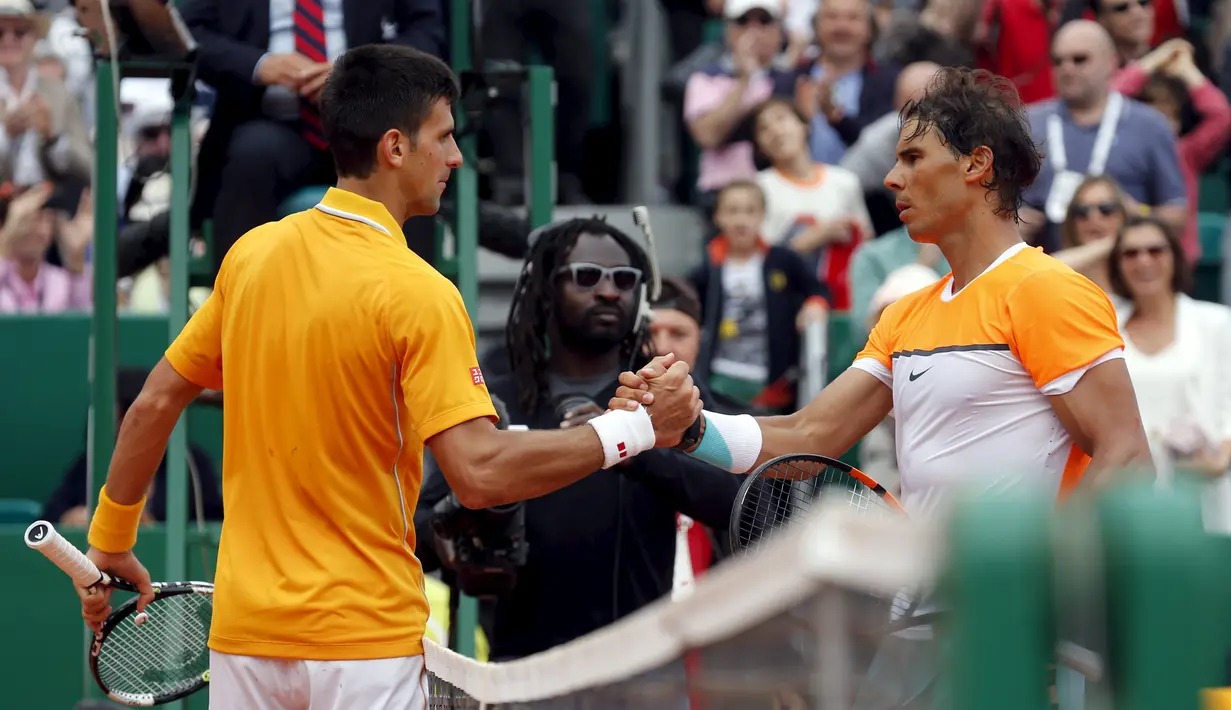 Novak Djokovic (kiri) dan Rafael Nadal (kanan) bersalaman usai bertanding keras di semifinal Monte Carlo Masters  (REUTERS/Jean-Paul Pelissier) 