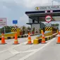 Petugas memasang traffic cone di Gerbang Tol Marelan 2 yang masih dalam proyek pembangunan Jalan Tol Medan - Binjai seksi I di Deli Serdang, Sumatera Utara, Rabu (6/3). Jalan Tol seksi I sepanjang 6,7 KM telah rampung 80 persen. (Liputan6.com/HO/Eko)
