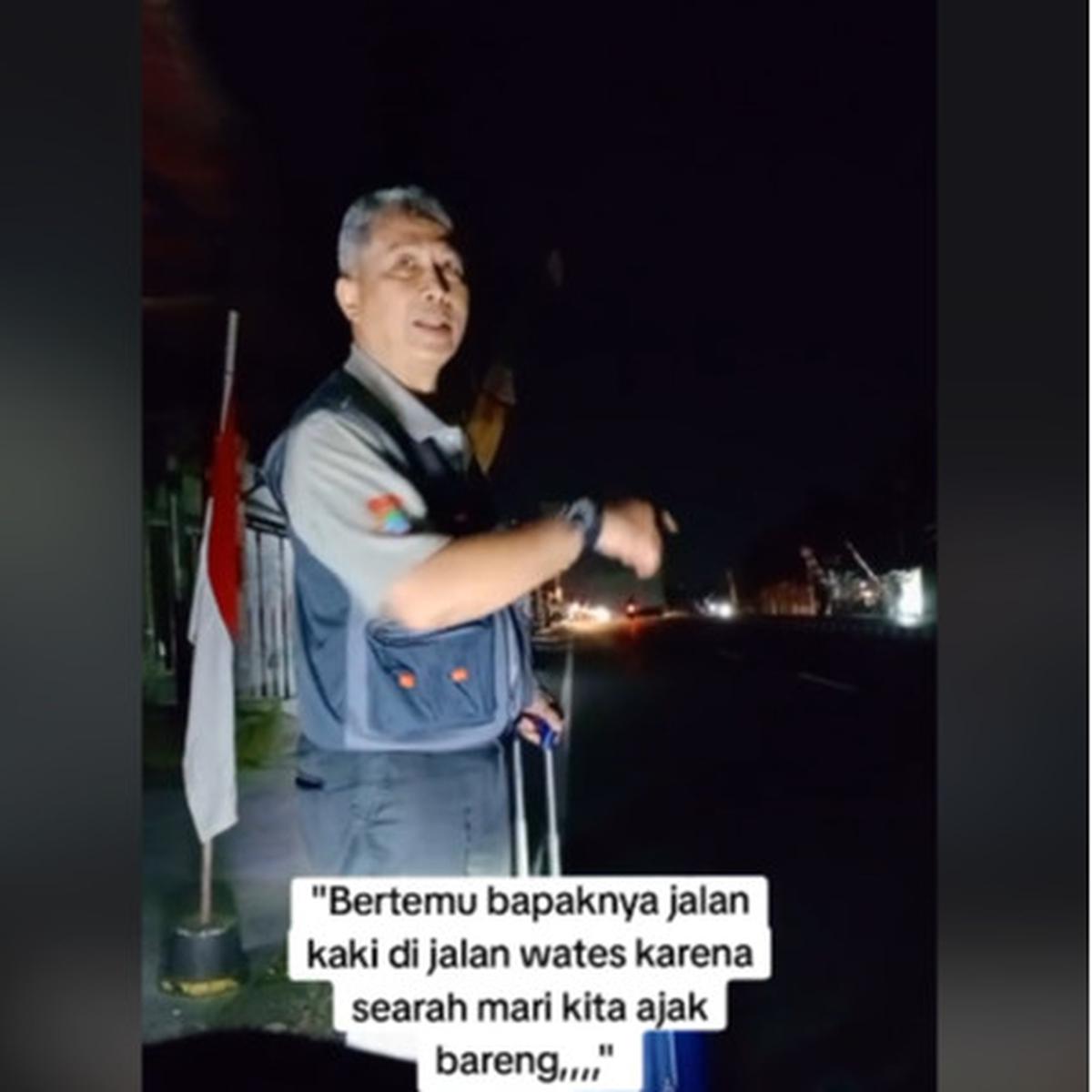 Sungguh Mulia, Pemotor Ini Bantu Pria Paruh Baya Jalan Kaki Malam-malam Sambil Bawa Koper