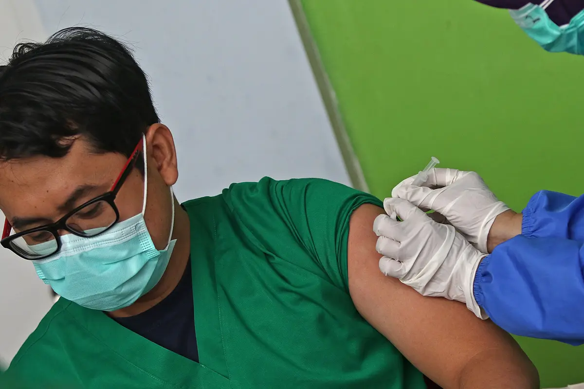 Penyuntikan Vaksin COVID-19 Dosis Kedua untuk Tenaga Medis di RS JatiSampurna