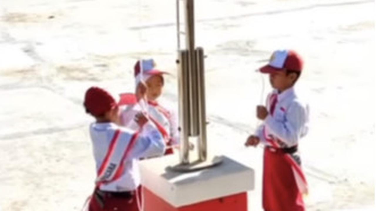 Di akhir video, salah satu petugas pengibar bendera nampak naik ke atas tiang. <br>