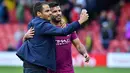 Seorang penyusup mengajak Sergio Aguero striker Manchester City asal Argentina saat The Citizens bertandang melawan Watford di Stadion Vicarage Road. ( AFP/Ben Stansall )