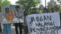 Puluhan aktivis dari Koalisi Masyarakat Anti Korupsi Kota Malang (KOMAK) menggelar unjuk rasa dukung KPK di Gedung DPRD Kota Malang, Jawa Timur, Jumat (23/1/2015). (Liputan6.com/Zainul Arifin)