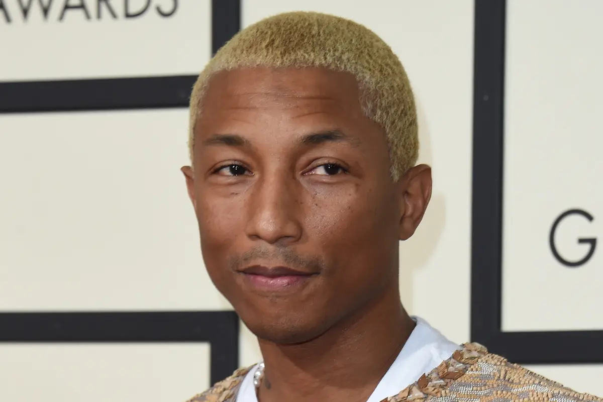 20160215-Tampil Nyeleneh, Pharrell Williams Kenakan Jaket Wanita-California