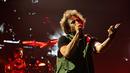 Vokalis Rage Against the Machine, Zack de le Rocha saat membawakan lagu di atas panggung di Madison Square Garden di New York City (8/8/2022). Zack de la Rocha mengalami cedera kaki di awal tur, dan dia telah memainkan pertunjukan dengan duduk sejak saat itu, tetapi dia masih membawa energi yang luar biasa dan masih terdengar hebat. (Theo Wargo/Getty Images/AFP)