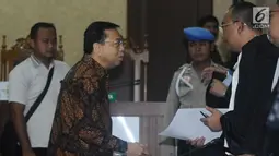 Terdakwa dugaan korupsi proyek E-KTP Setya Novanto (kedua kiri) berbincang dengan kuasa hukumnya usai sidang lanjutan di Pengadilan Tipikor, Jakarta, Kamis (28/12). Sidang mendengar tanggapan eksepsi dakwaan JPU. (Liputan6.com/Helmi Fithriansyah)