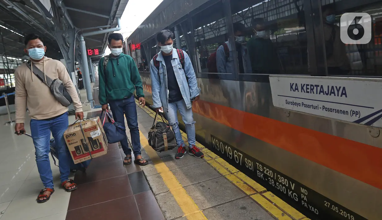Penumpang bersiap menaiki kereta di Stasiun Pasar Senen, Jakarta, Minggu (18/4/2021). Adanya larangan pemerintah untuk mudik pada tanggal 6 hingga 17 Mei mendatang, membuat sebagian warga memilih mudik lebih awal. (Liputan6.com/Herman Zakharia)