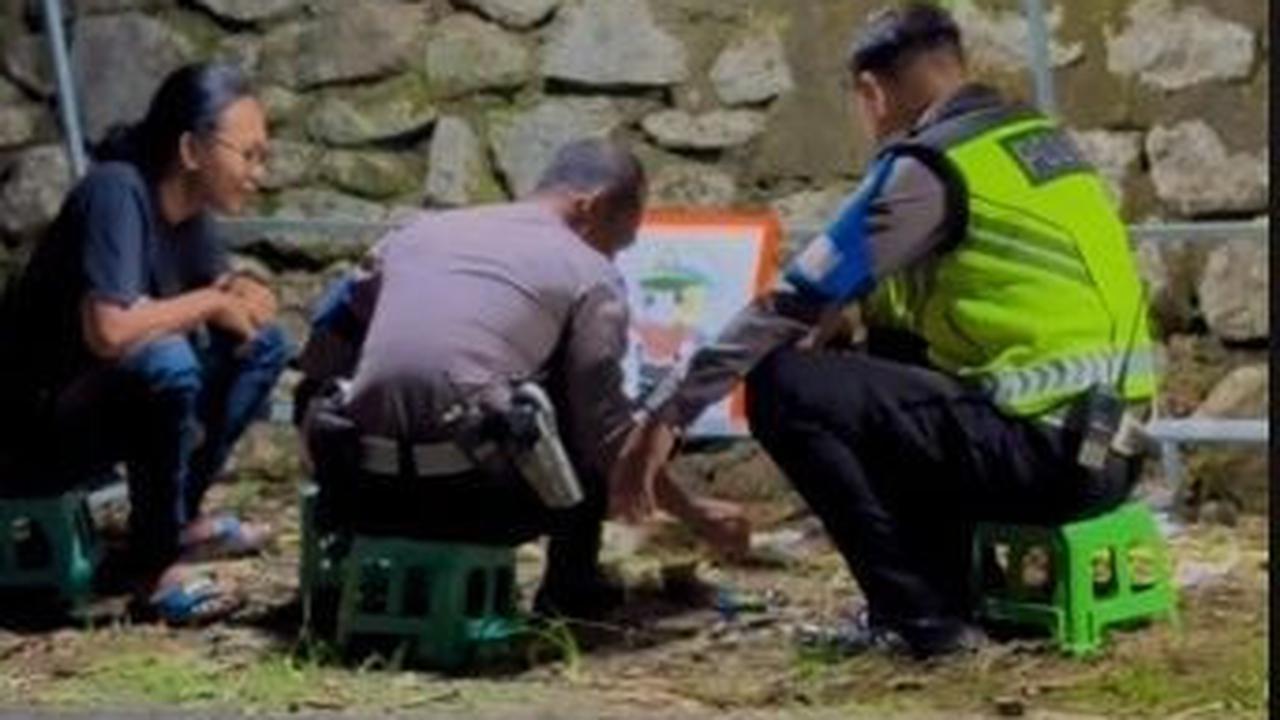 Polisi Mewarnai saat Tugas