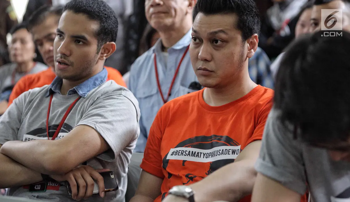 Sejumlah rekan Tio Pakusadewo mengenakan kaos dukungan untuk sang aktor pada sidang pembacaan pledoi di Pengadilan Negeri Jakarta Selatan, Kamis (28/6). Sebelumnya Tio dituntut 6 tahun penjara dan denda sebesar Rp 800 juta. (Liputan6.com/Faizal Fanani)
