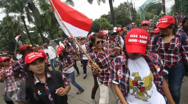 Massa pendukung Gubernur DKI Jakarta Basuki T Purnama berorasi saat sidang kasus dugaan penistaan agama di luar Gedung Kementerian Pertanian, Jakarta Selatan, Selasa (28/2). (Liputan6.com/Immanuel Antonius)