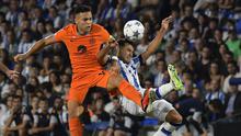 Penyerang Inter Milan Lautaro Martinez berebut bola dengan gelandang Real Sociedad Martin Zubimendi pada laga matchday 1 Grup D Liga Champions 2023/2024 yang digelar di Reale Arena, Kamis (21/9/2023) dini hari WIB. (AP Photo/Alvaro Barrientos)