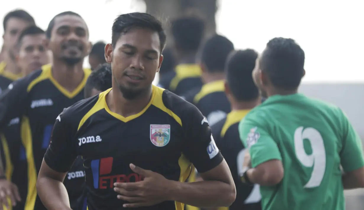 Pemain Mitra Kukar, Saepuloh berlari santai jelang semi final Piala Presiden melawan Persib di Tenggarong, Kaltim, Minggu (4/10/2015). (Bola.com/Vitalis Yogi Trisna)
