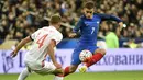 Euro 2016 nanti akan menjadi pembuktian bagi Antoine Griezmann apakah dirinya mampu lepas dari bayang-bayang Karim Benzema yang selama ini dianggap sebagai striker nomor satu di Prancis. (AFP/Martin Bureau)