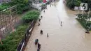 <p>Akibatnya, sejumlah ruas jalan tersebut lumpuh dan arus lalu lintas harus dialihkan. (Liputan6.com/Herman Zakharia)</p>